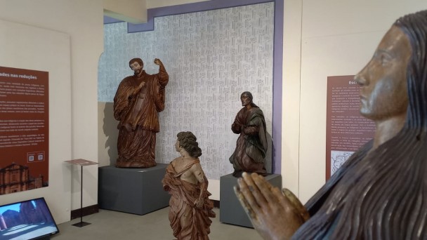 Quatro est&aacute;tuas da exposi&ccedil;&atilde;o Mem&oacute;ria e Resist&ecirc;ncia