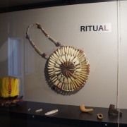 Artefatos de rituais indígenas expostos em galeria de vidro