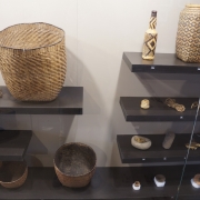 Artefatos indígenas expostos em galeria de vidro